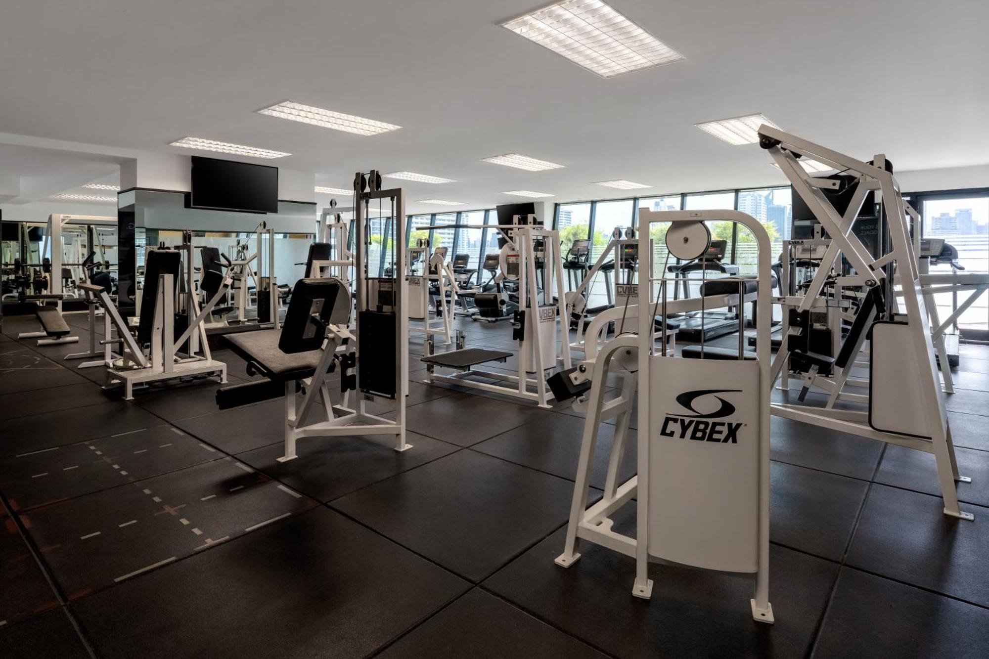 Grand Mercure Bangkok Atrium מראה חיצוני תמונה The gym at the University of New England