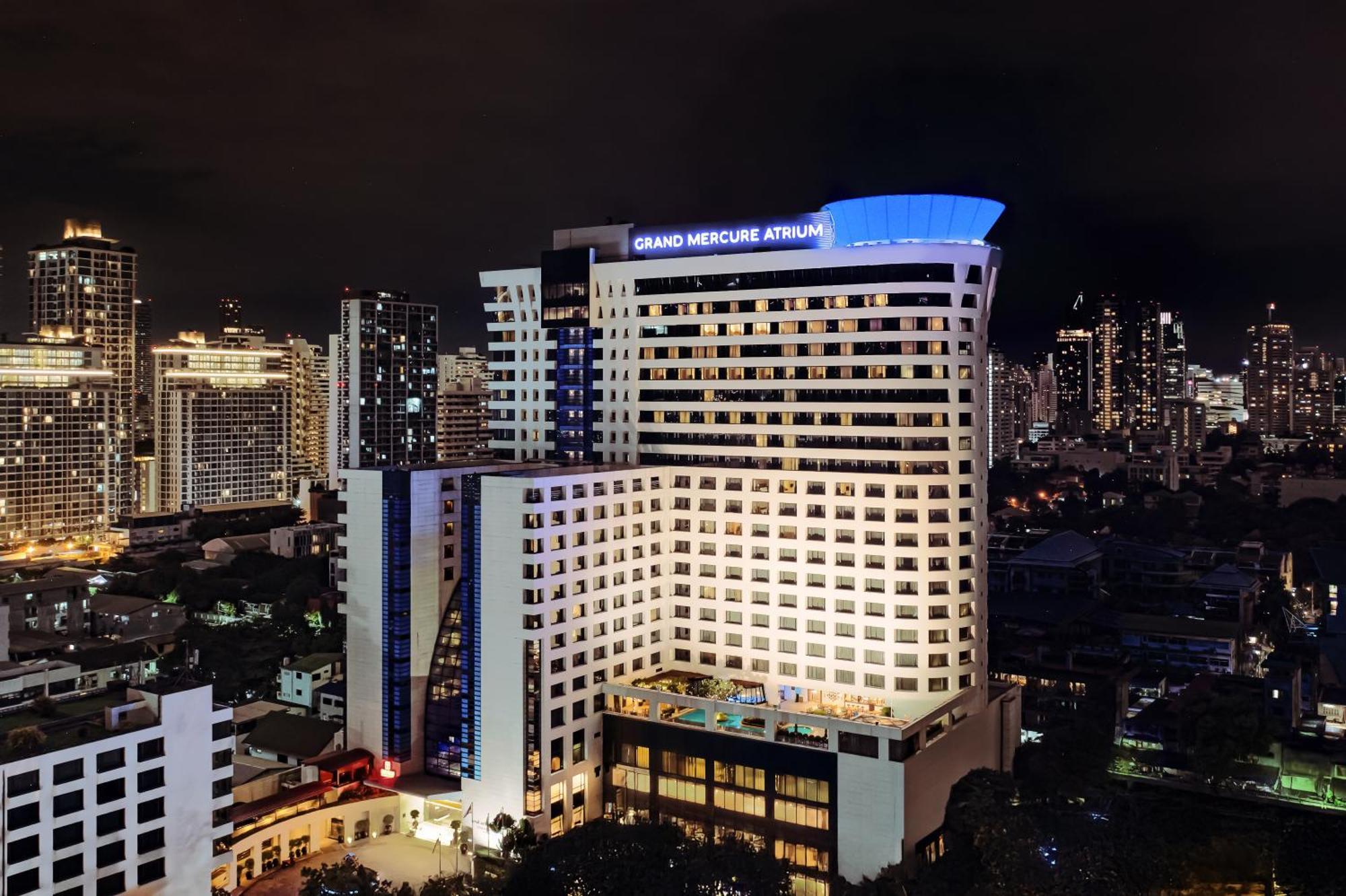Grand Mercure Bangkok Atrium מראה חיצוני תמונה The hotel at night