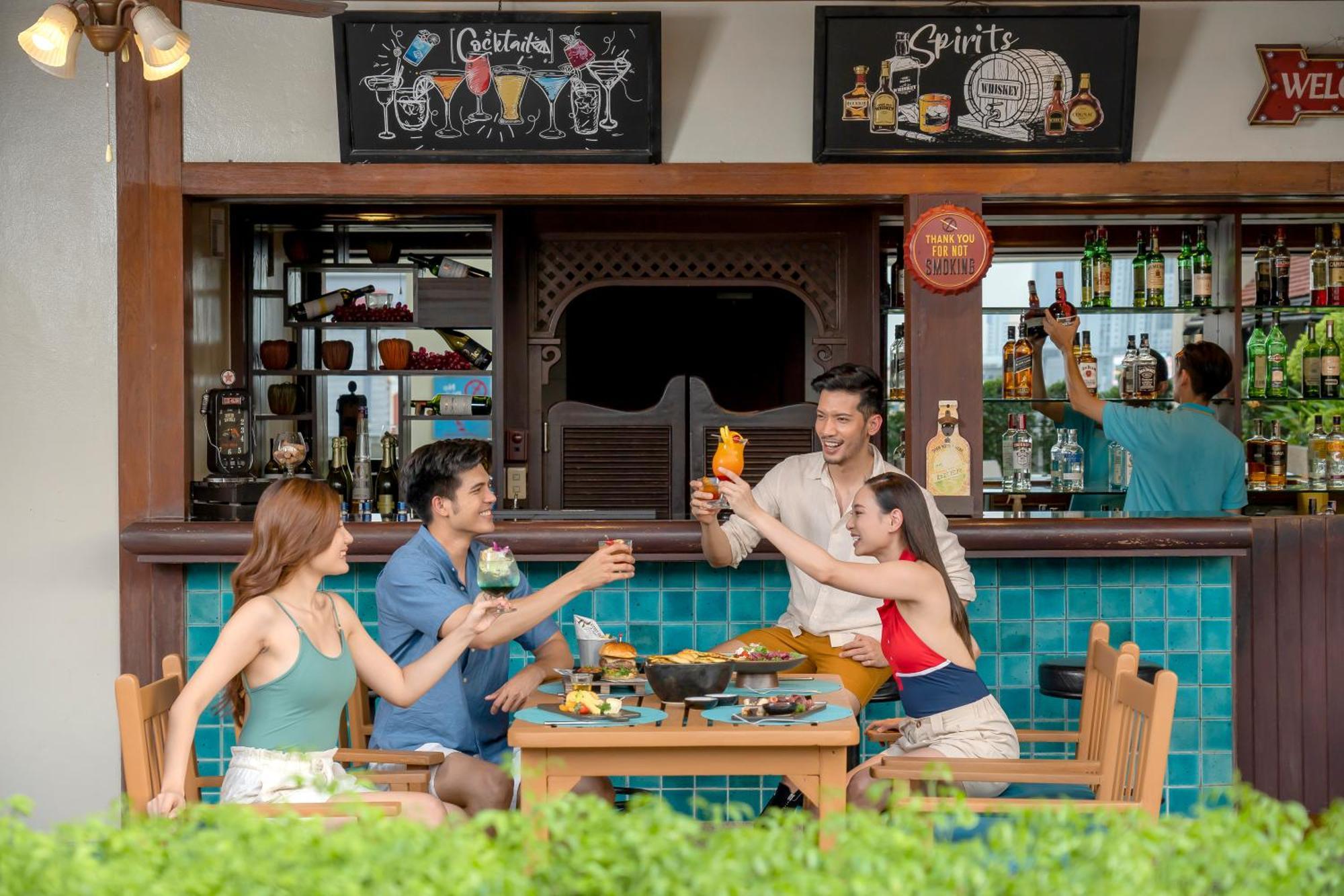 Grand Mercure Bangkok Atrium מראה חיצוני תמונה The bar at the pool