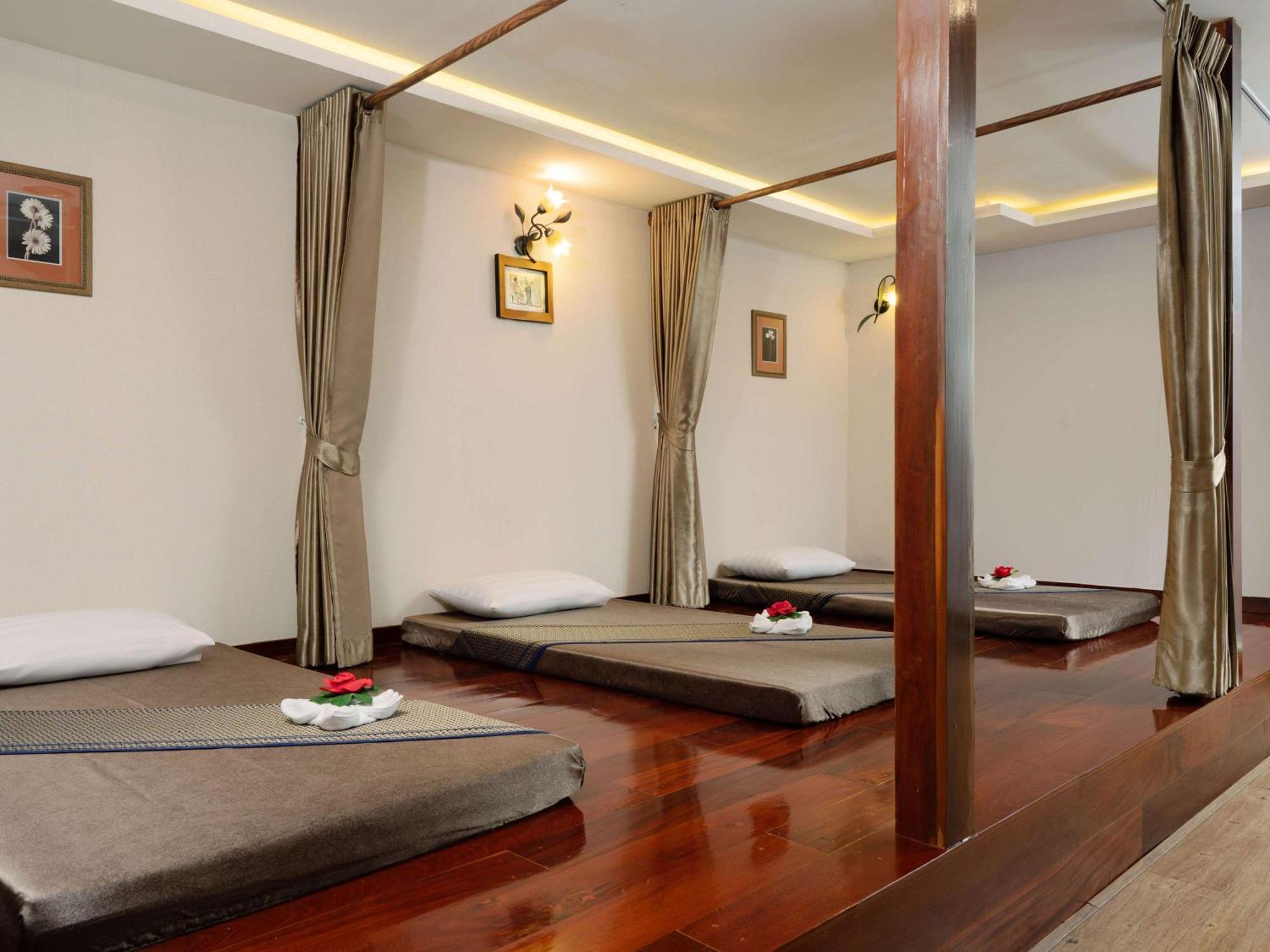 Grand Mercure Bangkok Atrium מראה חיצוני תמונה Thai massage beds